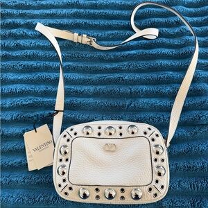 Valentino Garavani Nellcôte Shoulder Bag in Grainy Calfskin

Brand New! 🤍🤍🤍